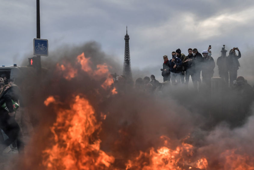 Протести в Париж, след като правителството прие спорната пенсионна реформа без вот