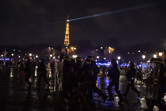 Протести избухнаха отново в центъра на Париж в петък заради