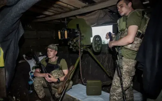 Украинските сили отблъскват руските атаки в Бахмут с картечници от Първата световна война