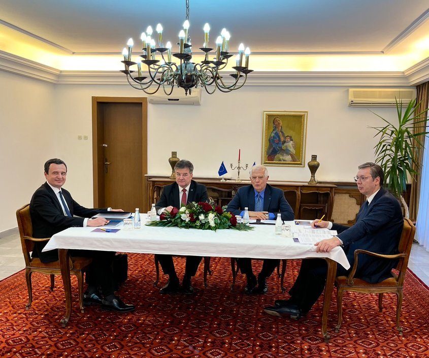 12 часа преговори, но без подписи: Сърбия и Косово се опитват да нормализират отношенията си