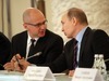 Руският президент Владимир Путин (вляво) разговаря с ръководителя на президентската администрация Сергей Кириенко (вдясно)
