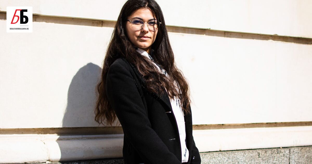 Миа Стаменова вече е на 18. Учи в Училището по