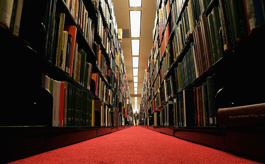 Книги под карантина: Националната библиотека отваря при строги правила