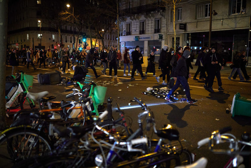 Гневът срещу "арогантността" на Макрон расте. Франция се готви за над 200 протеста