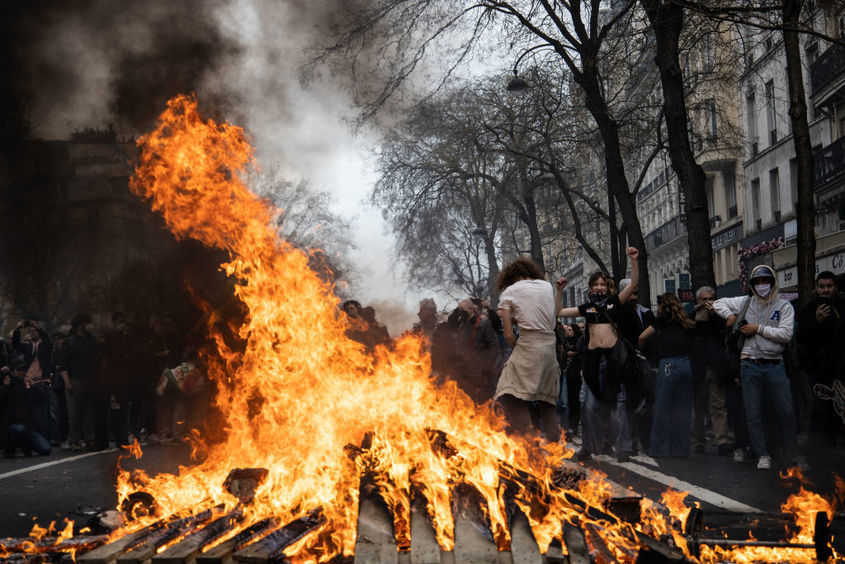 Бордо в пламъци. Протестите срещу пенсионната реформа във Франция ескалираха