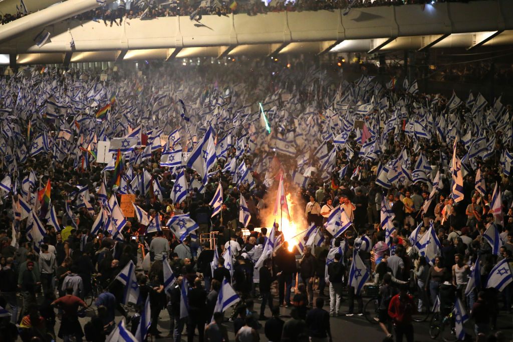 Нетаняху уволни критичен министър и провокира масови бунтове в Тел Авив