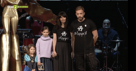 Протест срещу Радев и тениски "Морфов" : Речта на Александър Алексиев и Яна Титова на наградите "Икар"