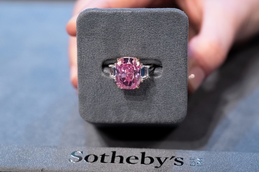 Рядък розов диамант с несравним цвят и яркост се очаква