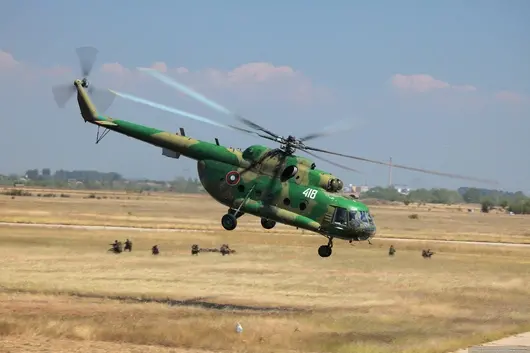 Военни вертолети ще прелетят на малка височина над София