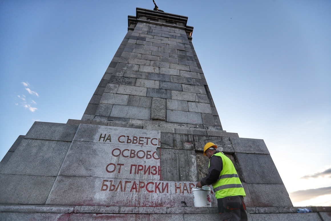 Паметникът на съветската армия ще бъде преместен, без да се прехвърля на общината