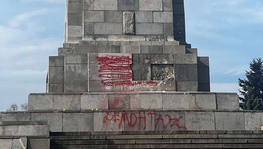 "Ремонтът" на Паметника на Съветската армия завърши с надпис "Демонтаж"