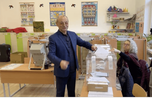 Ахмед Доган гласува с ескорт и охрана, и пусна хартиена бюлетина