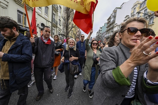 Хиляди хора излязоха по улиците на Лисабон и други градове