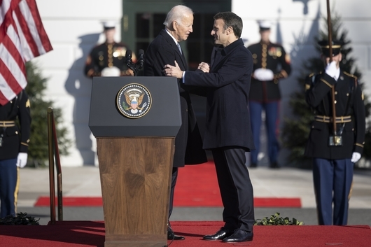 Френският президент Еманюел Макрон и президентът на САЩ Джо Байдън