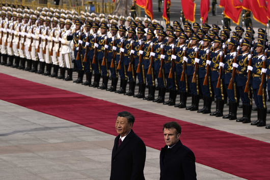 „Доброто и лошото ченге“ в Китай: Макрон разчита на Си Дзинпин да „вразуми Русия“