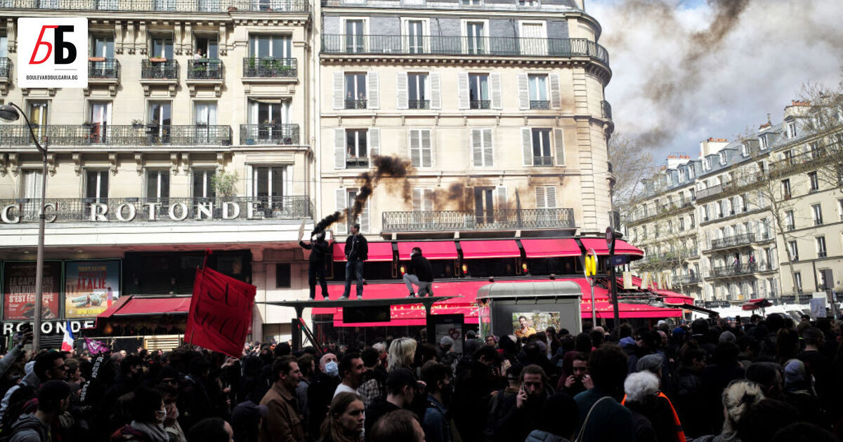 Напрежението около спорната пенсионна реформа във Франция продължава ден, след