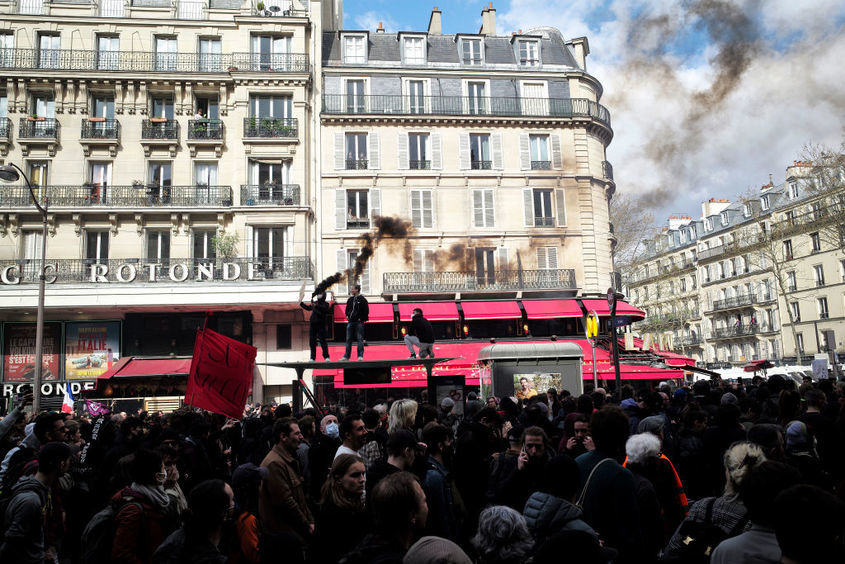 Гневните протести във Франция взеха нова "жертва" - любимия ресторант на Макрон