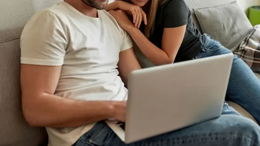 Кой казва, че романтиката е мъртва? Двойки използват ChatGPT, за да пишат брачните си обети 