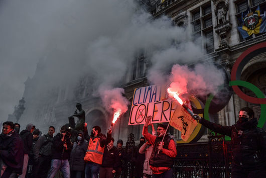 Победа за Макрон: Съдът одобри пенсионната реформа във Франция, но протестите не спират