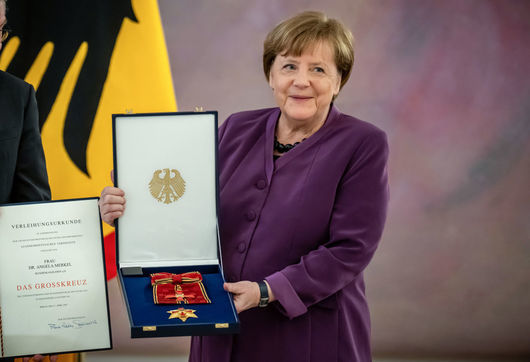 Меркел получи най-високото отличие на Германия въпреки критиките към наследството ѝ