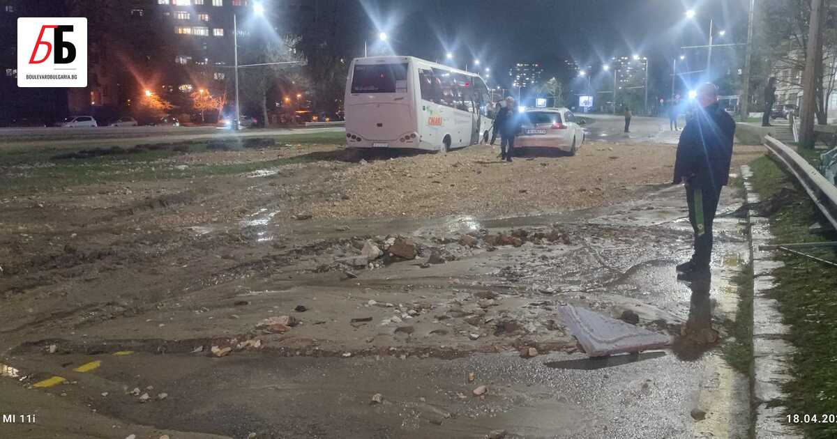 Варненският булевард Васил Левски“ бе залят от вода и превърнат