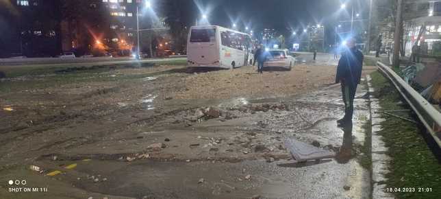 Авария превърна основен булевард във Варна в река 