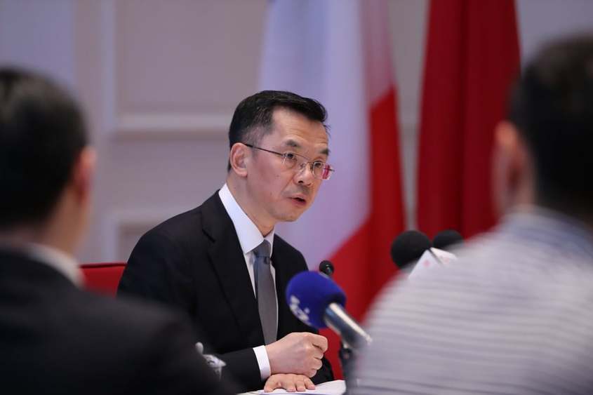 Китай се забърка в дипломатически скандал след гаф на посланика в Париж