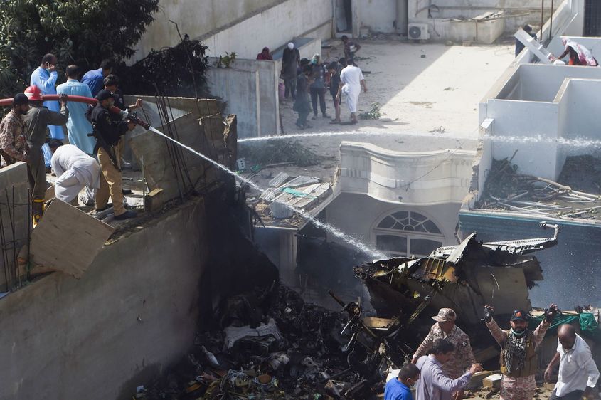Самолет със 107 души на борда се разби в Пакистан