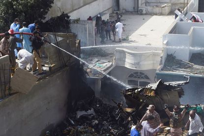 Самолет със 107 души на борда се разби в Пакистан