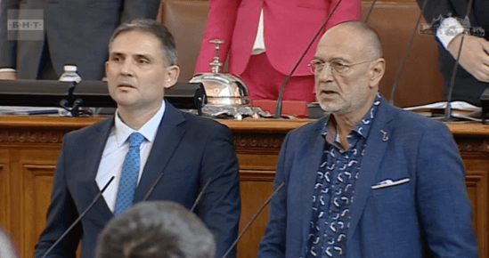 Най новият депутат от ПП ДБ Петър Петров положи клетва