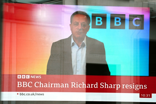 Ричард Шарп подаде оставка като председател на BBC заради ролята си в кредитната сага на Борис Джонсън