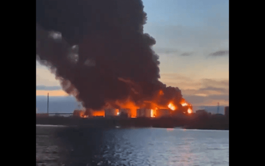 Пожар в петролна база в Севастопол. Москва твърди, че е била ударена от дрон