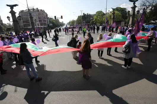 Синдикатите у нас отбелязаха 1 май с блокада на Орлов мост. Франция се готви за "исторически" митинг