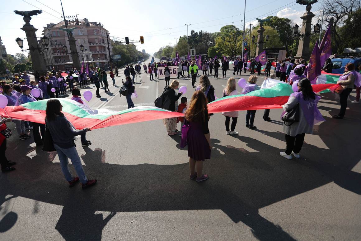 Синдикатите у нас отбелязаха 1 май с блокада на Орлов мост. Франция се готви за "исторически" митинг