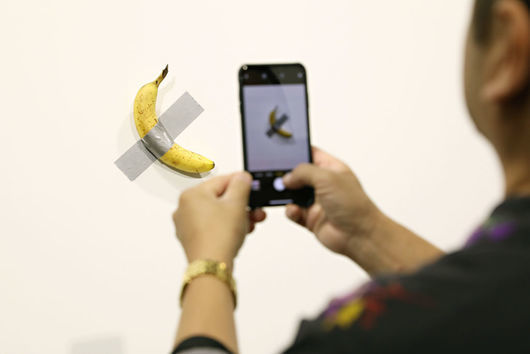 Студент изяде залепения с тиксо банан от прочутата творба за 120 хил. долара, защото "бил гладен"