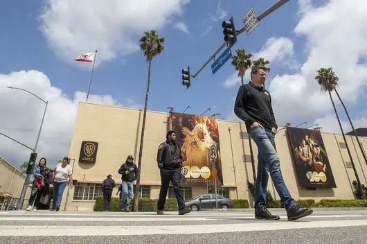 За първи път от 15 г. сценаристите на Холивуд спират работа заради стачка