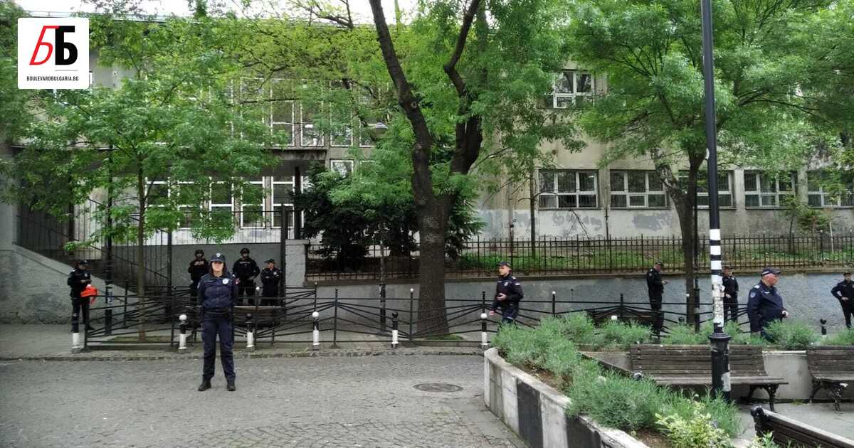 Осем деца и един възрастен охранител са убити при стрелба