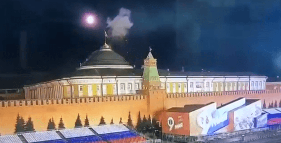 Кремъл се оплака от опит за убийство на Путин с дронове, видео показа стрелба на ПВО над Червения площад