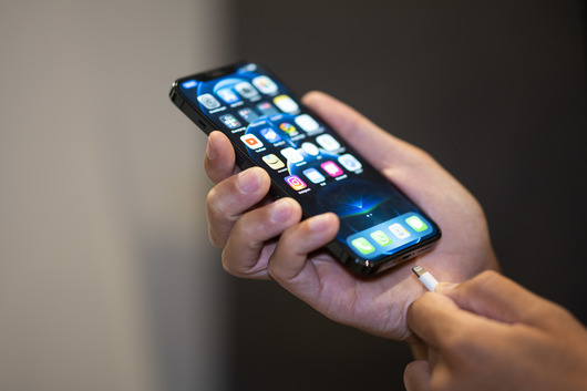 Готви ли Apple уловка с USB-C зарядните за iPhone? ЕК размаха пръст преждевременно