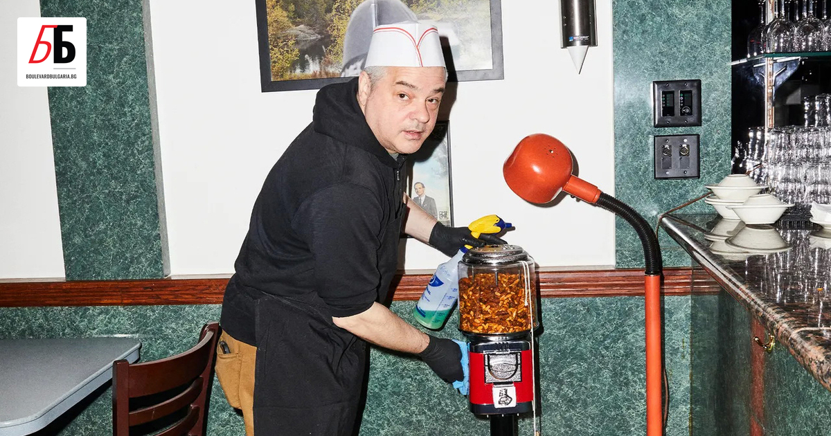 Тълпата е стигнала до предела си. Персоналът на Superiority Burger