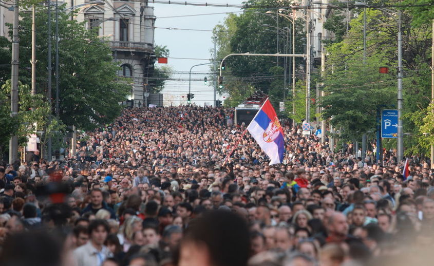 Хиляди сърби излязоха на протест срещу насилието след двете масови стрелби