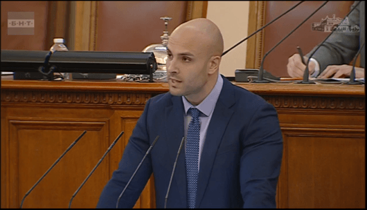 Депутатът от ГЕРБ Мартин Харизанов излезе на пленарната трибуна с