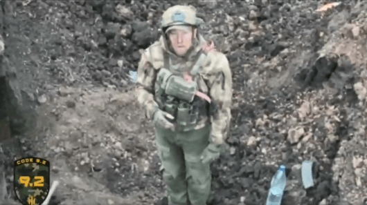 Видео показва как руски войник се предава край Бахмут, докато командирите му го обстрелват