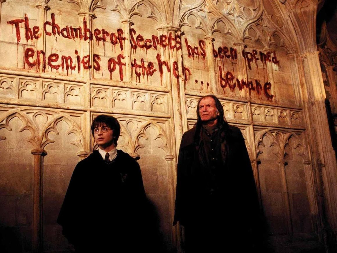 <b>9. Harry Potter and the Chamber of Secrets / Хари Потър и стаята на тайните </b>
<br><br>
Втората част от поредицата за Хари Потър също намира място в топ 10 на най-гледаните филми на Netflix в България. Един омагьосан дневник, страховита игра на магически шах и мистично огледало на желанията ще променят втората година от престоя на тримата приятели в училището по магия.