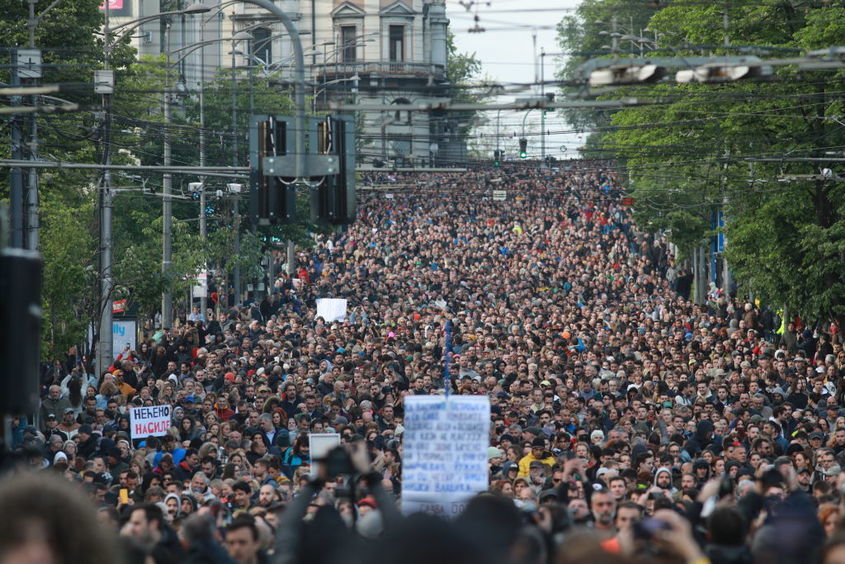 Море от протестиращи заля Белград. Десетки хиляди участваха в най-големия протест в Сърбия за последните 10 г.