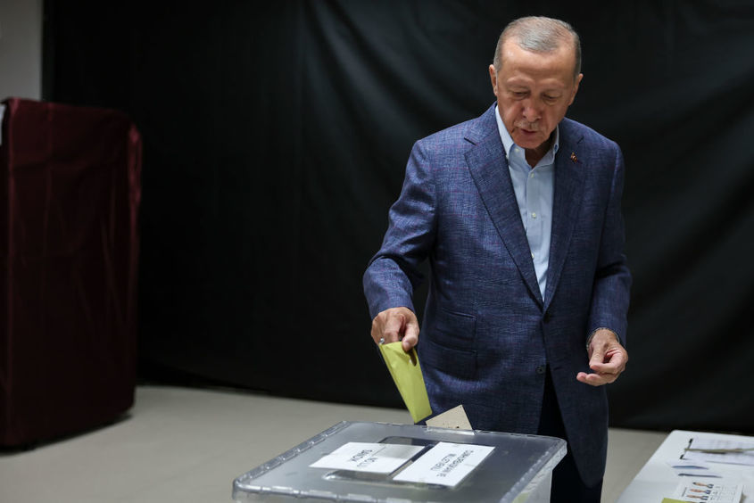Изборите в Турция: Преднината на Ердоган се стопи под 50%, вотът ще се реши с балотаж