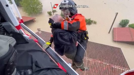 Осем души загинаха, хиляди са евакуирани заради потоп в Италия
