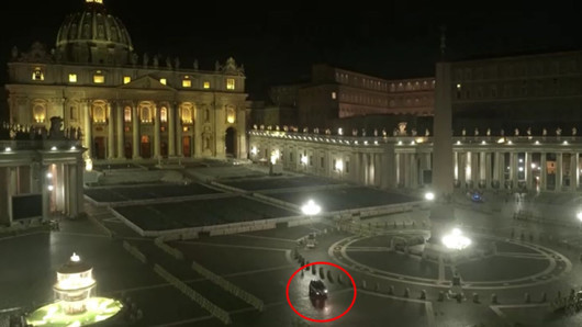 Автомобил мина през портите и нахлу в двора на Ватикана
