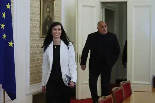 ГЕРБ и ПП-ДБ се предизвикват през Facebook: "Вие сте на ход" х 2