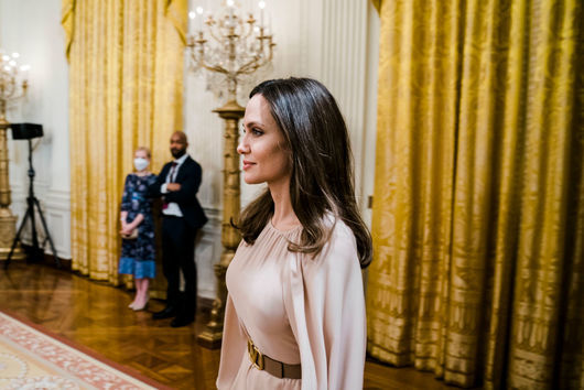 Анджелина Джоли иска да "демократизира модната индустрия" с новия си моден бранд
